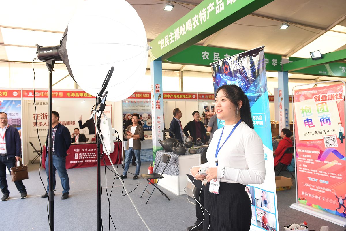 抖音真人拍什么类型的视频吸引中老年人