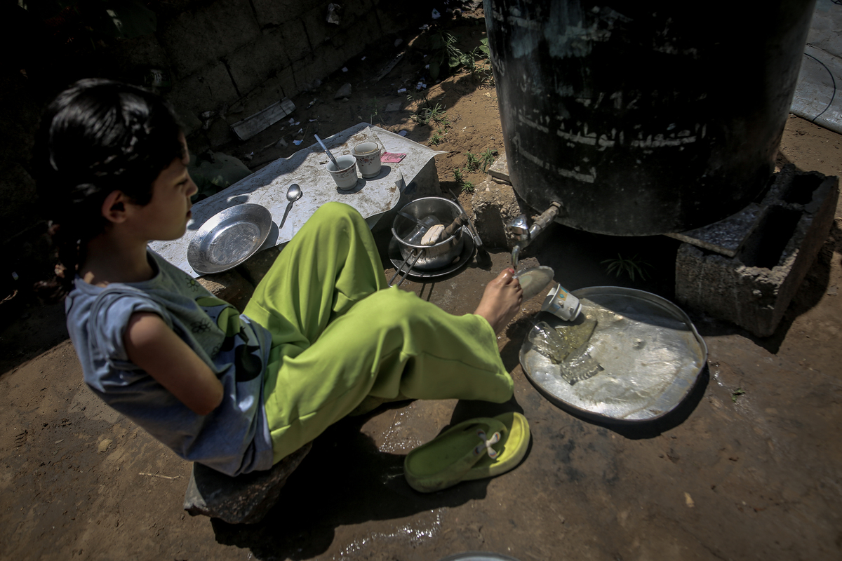 被遗弃的孩子：孤独、饥寒交迫的比喻描述