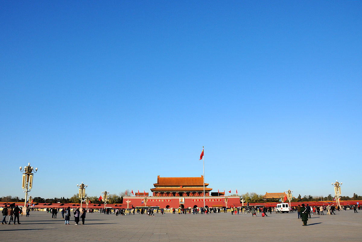   2016年12月01日,北京,在一股冷空气的作用下迎来短暂蓝天,碧空如洗,