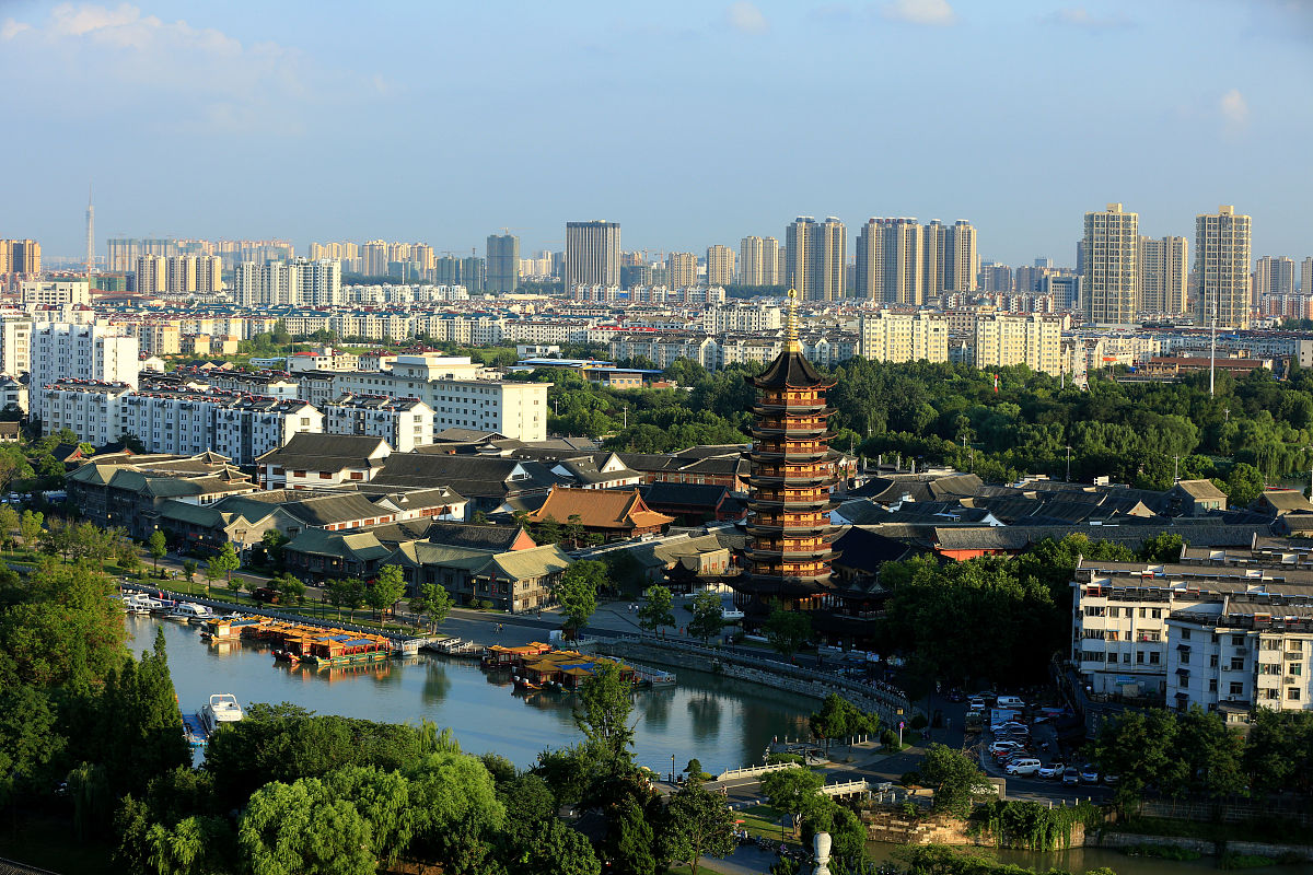 2018年8月12日,江苏省淮安市大运河畔一处住宅楼盘.