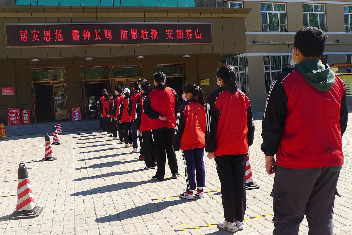 2020年5月27日,黑龙江黑河市第三中学开展新冠肺炎防控演练.