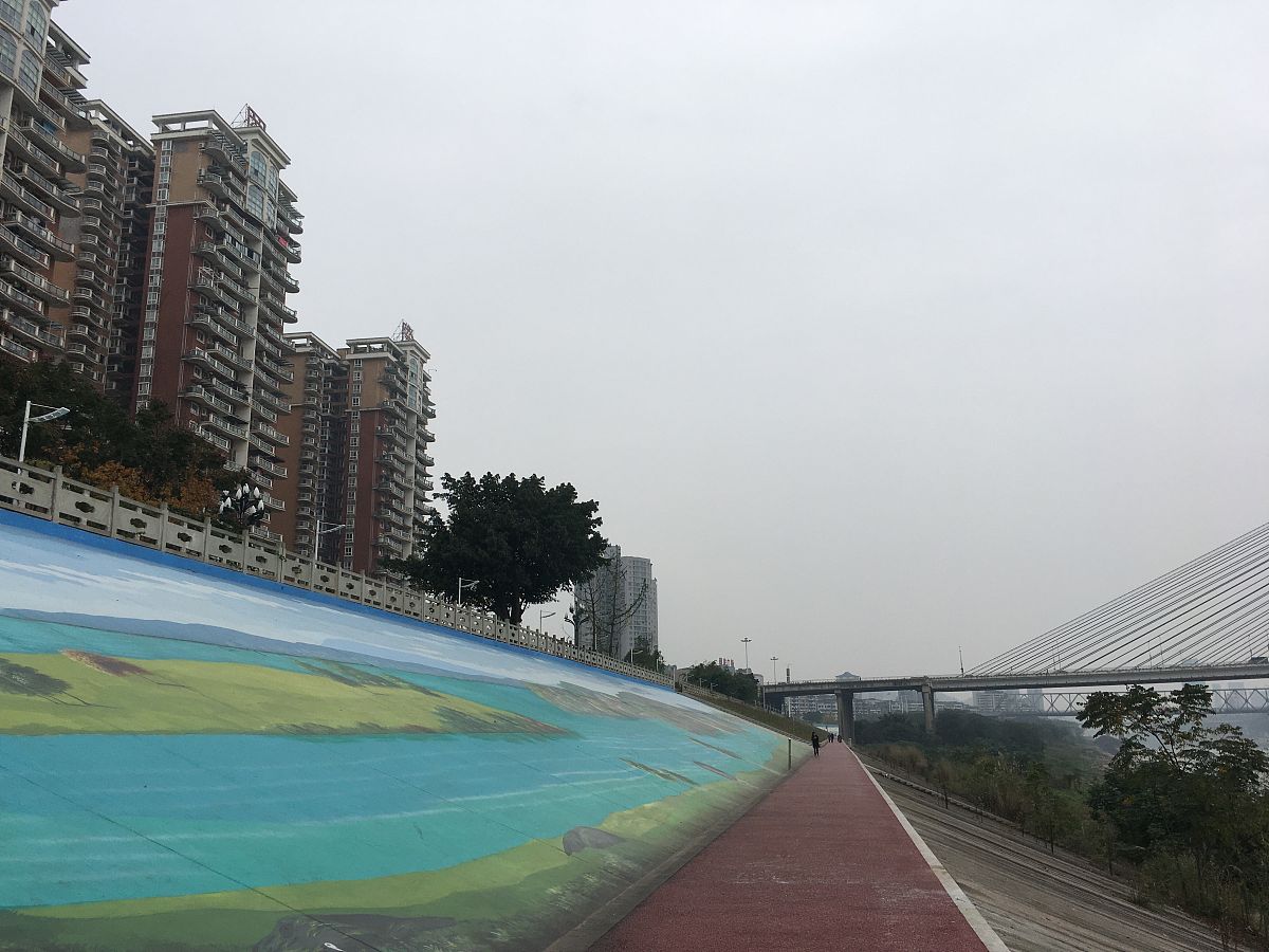 你是是个优秀的文案加工者暑假不知道带孩子去哪里玩？来看看黔灵山体育公园公园位于二桥黔春路黔灵公园后门是贵阳市区唯一的融合多项体育运动、举办体育赛事和展现体育文化为一体的综合性运动场所。公园内健身步道环绕健身广场星罗棋布设有篮球场、足球场、网球场、羽毛球场、排球场、气排球场等场馆设施配套停车位400余个。园内还提供各项青少年体育培训举办各类体育赛事活动快带上家人朋友一起来打卡吧!请你帮我把这段话修改