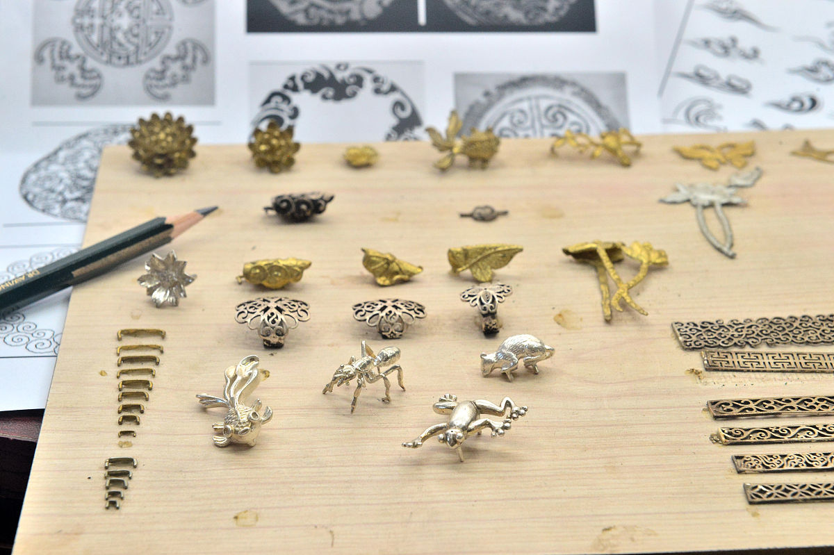 珠宝的定义是什么？你认为什么东西才可以被称为珠宝有什么例子比如论文、艺术家珠宝作品、传统珠宝等等可以论证你的观点吗？字数1000字左右