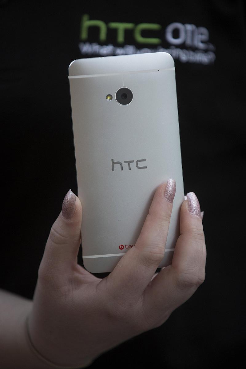 当地时间2013年2月19日,英国伦敦,htc公司发布最新的旗舰手机htc one.