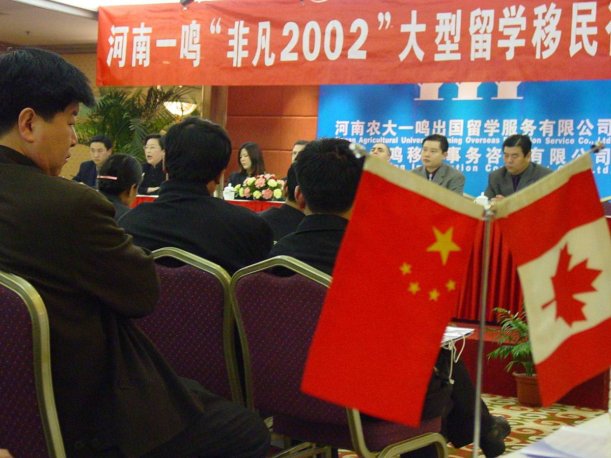 要求紧贴爱国统一战线这一主题以留学归来的科研工作者为视角写一首七言古体诗有题目要押韵要有高度要有底蕴长度超过20行但不超过30行内容积极向上内涵丰富深刻寓意深远悠长