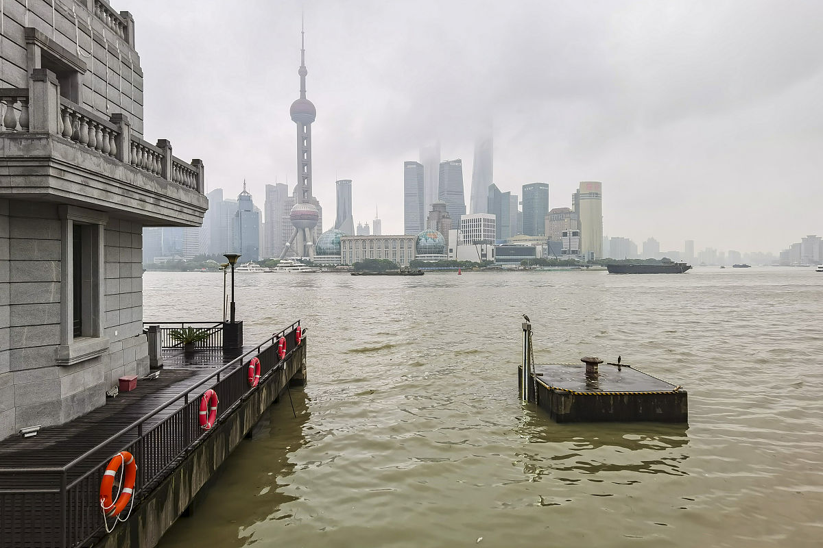 2020年7月20,上海,当日中午,天空中飘洒小雨,外滩黄浦公园水文站显示