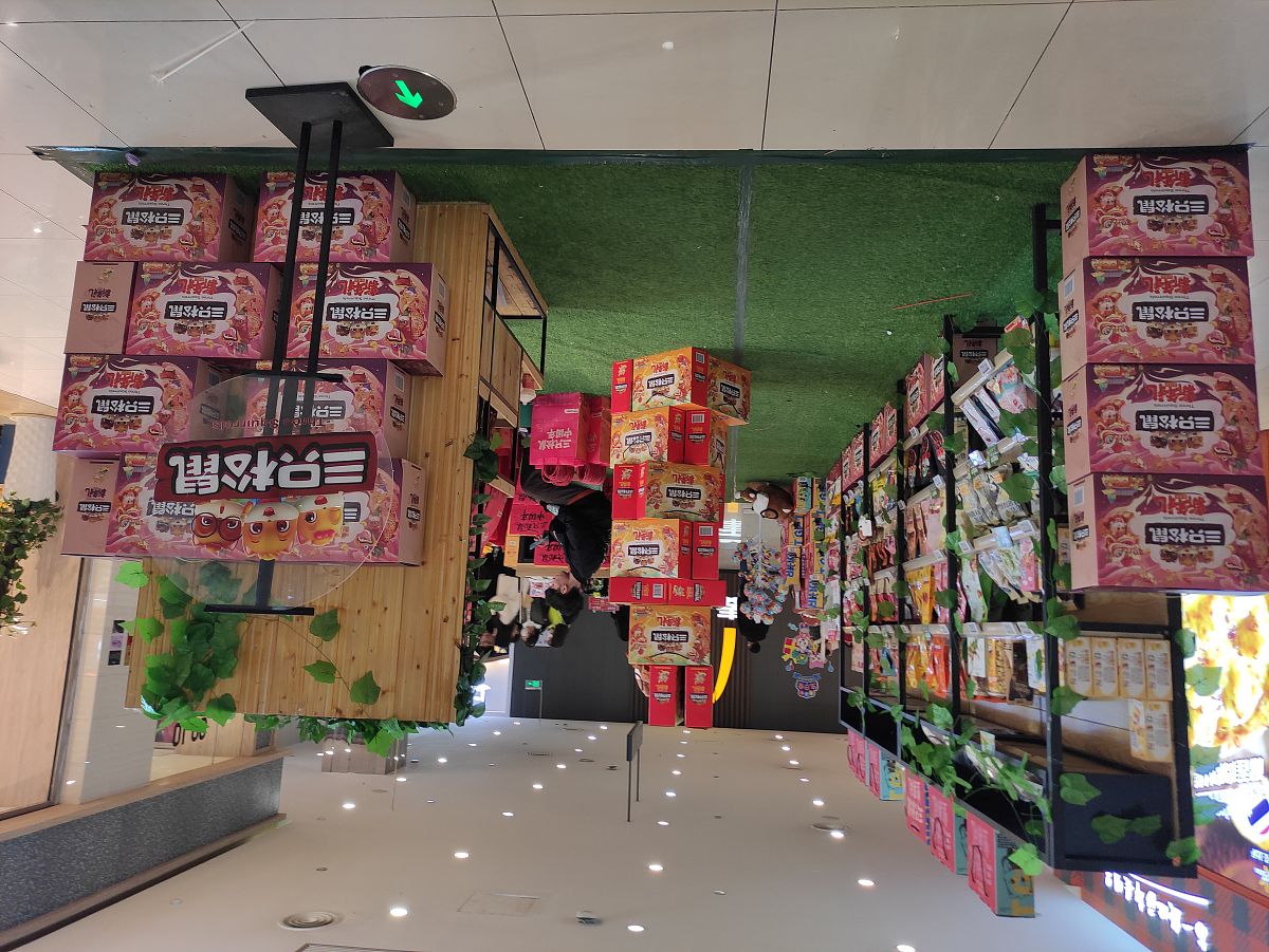 百草味 vs 三只松鼠：哪家休闲零食更适合你？
