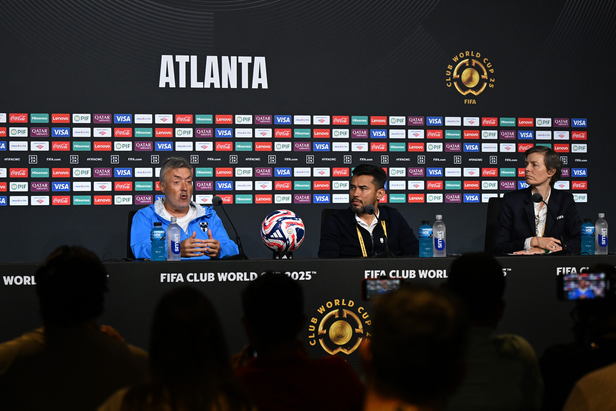 请根据以下新闻写一篇180-200词的英文议论文要求覆盖所有内容要点逻辑清晰运用丰富的语法结构和词汇：Wanda Group Hisense Group Vivo and dairy company Mengniu are four official Chinese sponsors of FIFA while Wanda has become one of FIFAs seven corpora