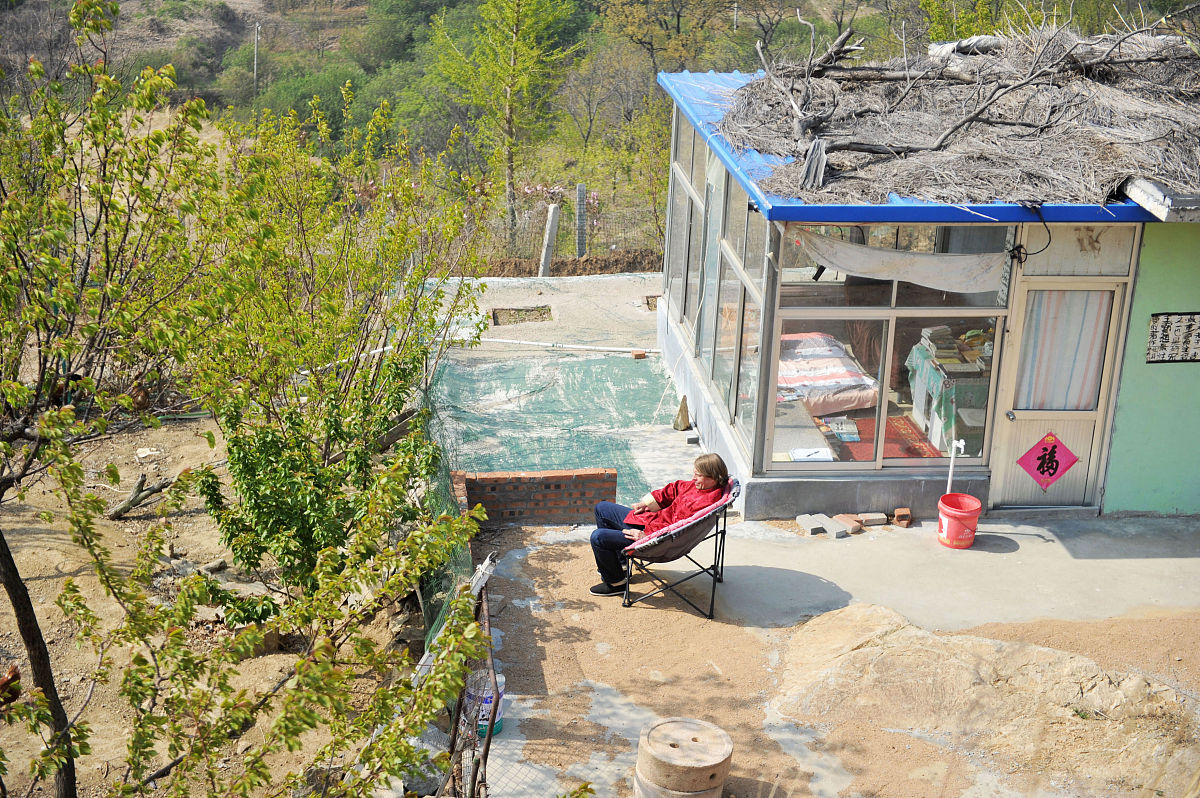 将针对当地地理环境和基础设施建设情况举办不同活动。阜平顾家台村是第二批全国乡村旅游重点村阜裕集团投资建设了很多精美的民宿小院有不同的户型适用于各种旅游群体可以在小院内或者房顶上烧烤、唱歌能很好的释放压力而且山间的空气非常清新负氧离子一直处于两万以上夏季十分清爽风景怡人。云花溪谷和顾家台都有装置十分完善的房车营地游客可以自行租赁野外露营深入体验大自然的静谧和安详增加彼此之间的了解。改成团建活动