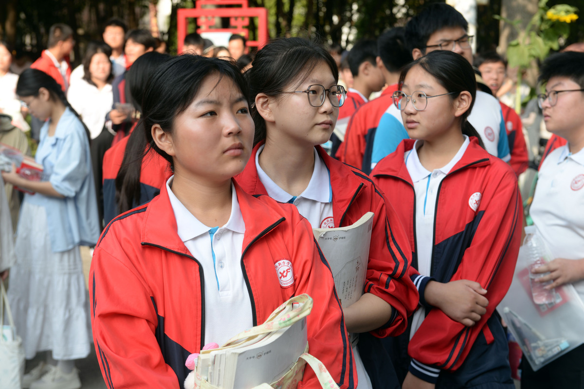 请将以下演讲稿转化为演讲型PPT并给出小节名尊敬的各位领导、老师们大家好！我是XXX的学生XXX今天我演讲的题目是《以我来时路赠你沿途灯》。再过一年我就要经历高考从生养我的这片土地离开奔赴梦想的远方。一路走来有些记忆如明灯始终照亮我前行。我是大山的孩子。在未尝过知识的芬芳之前已品味过贫穷的苦涩。为了生存父母常年外出打工独留我与奶奶守着微薄的田地过活。7岁那年傍晚奶奶给我炒了一碗蛋炒饭后出门挑水因天