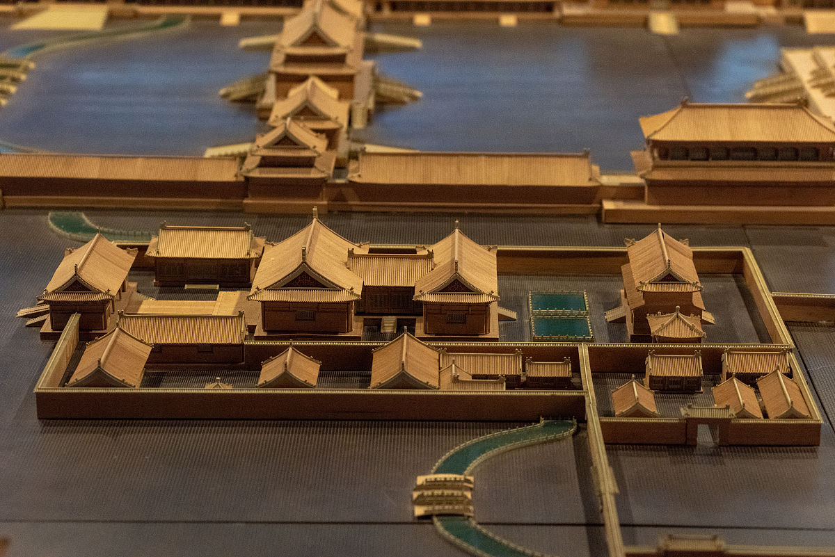 我需要你扮演google学术论文数据库依据下面描述的题目要求1和要求2生成一篇文献综述。题目：激光扫描与历史建筑要求1：分4个章节分别是1研究背景根据题目确定研究背景2研究现状数字技术在历史建筑、历史街区中的应用案例在每句话后面标注引用的文献。3总结如何弥补不足未来的发展4参考文献文章中引用到的文献要求2：每个章节2000字使用10篇英文文献使用引用量最高的文献。请开始攥写。