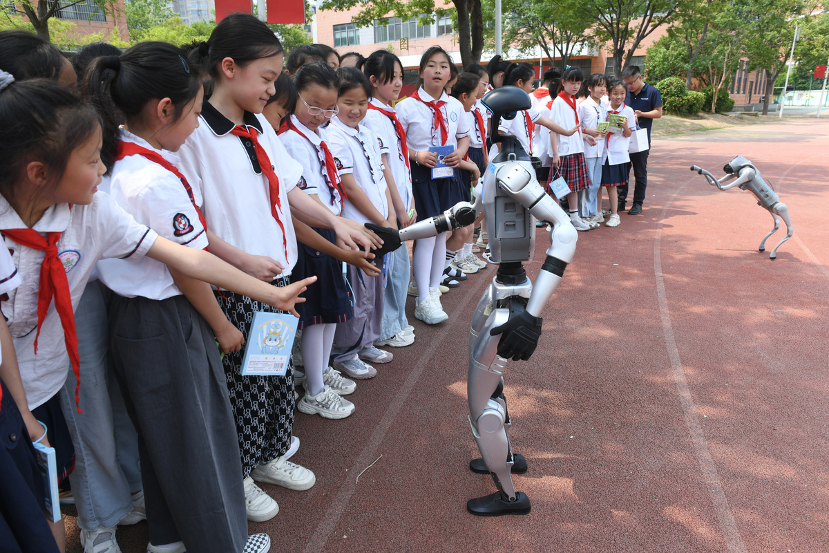 XXX学校校服发放日，学生们喜笑颜开！