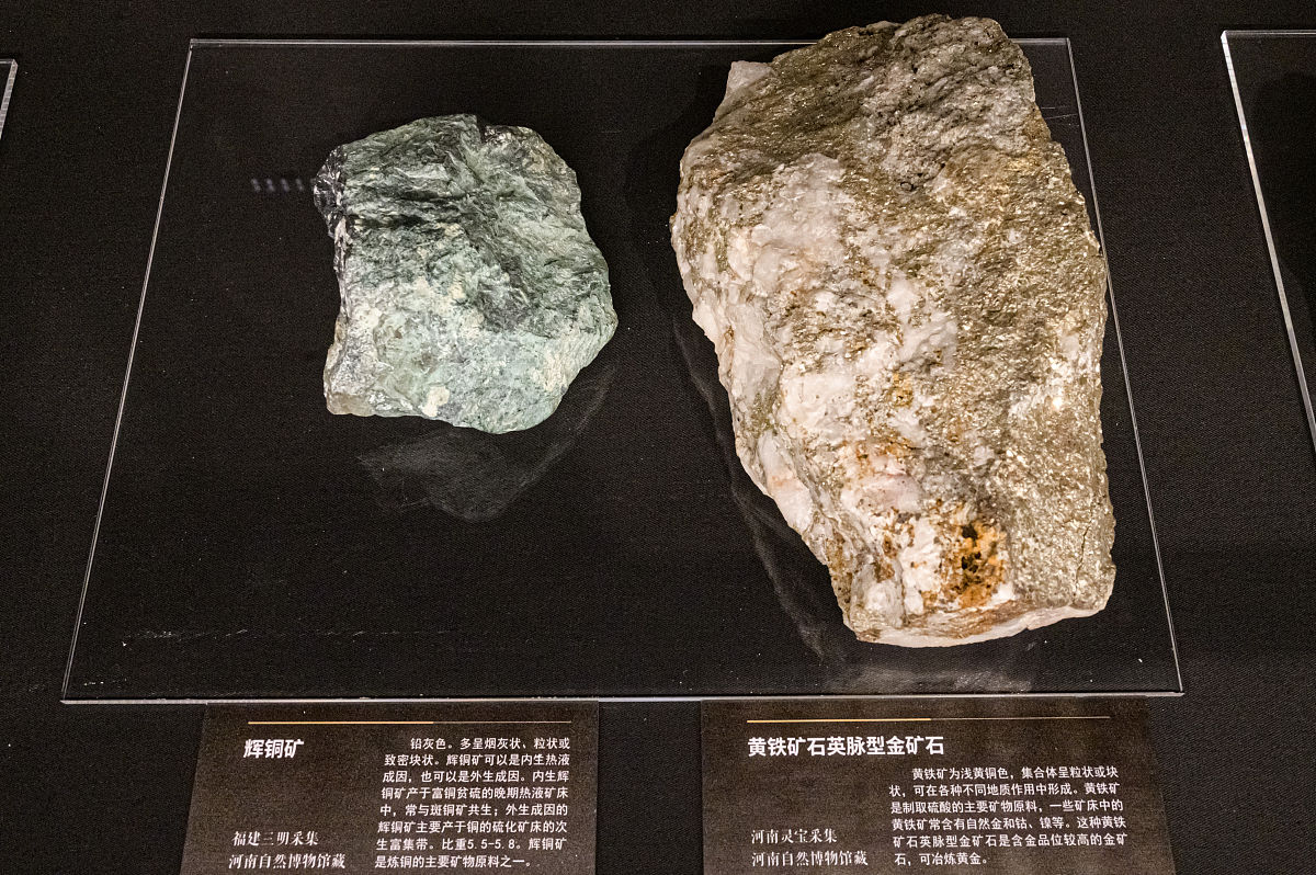 对以下内容进行大幅度中文改写要求语言通顺逻辑清晰。相比于空气环境中黄铜矿在溶液中的氧化速度更快一些。在酸性环境中黄铜矿表面的溶解会促进硫的氧化和铁氧化物的溶解。黄铜矿在酸性条件下的氧化将会发生以下反应17：