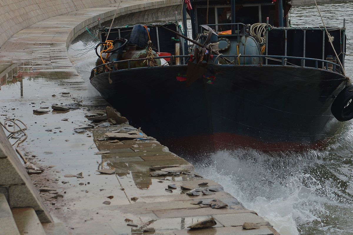 船体和甲板清洁以防止雨水污染
