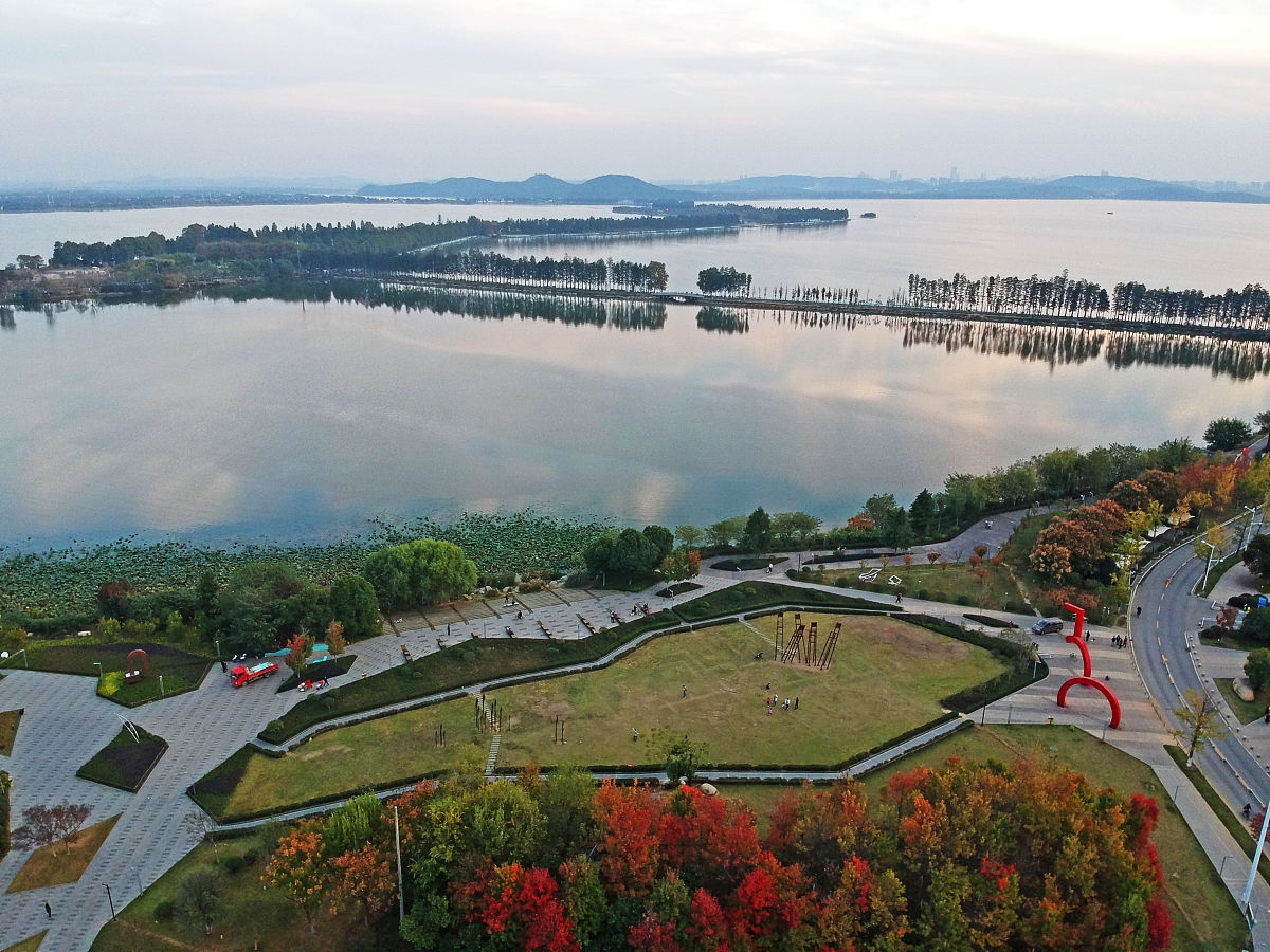 你是一个书法家请为湖北省黄石市的磁湖创造一个成语赞美