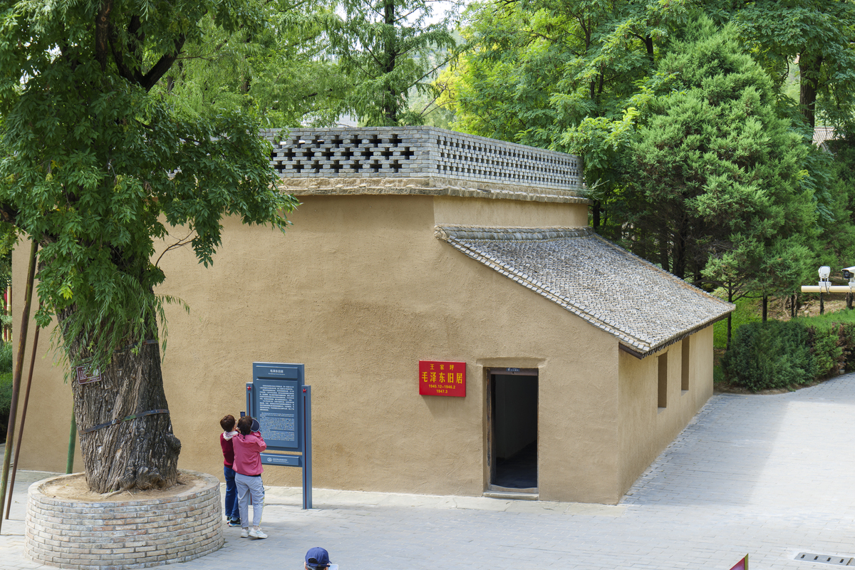 进入21世纪后随着全球经济一体化的深化中国的旅游业得到了持续的迅速发展中国人对旅游产品与服务的要求也越来越高越来越高。红色旅游是一种具有中国特色的新型旅游它可以满足游客的多样化的旅游需求红色旅游是指将中国共产党领导的人民在革命和战争年代创造了伟大的功勋而这些功勋标志则是作为一种主体以其所蕴含的革命历史、革命事迹和革命精神为内容以参观、体验、学习和教育为一体集参观、体验、学习和教育于一身同时具备经济