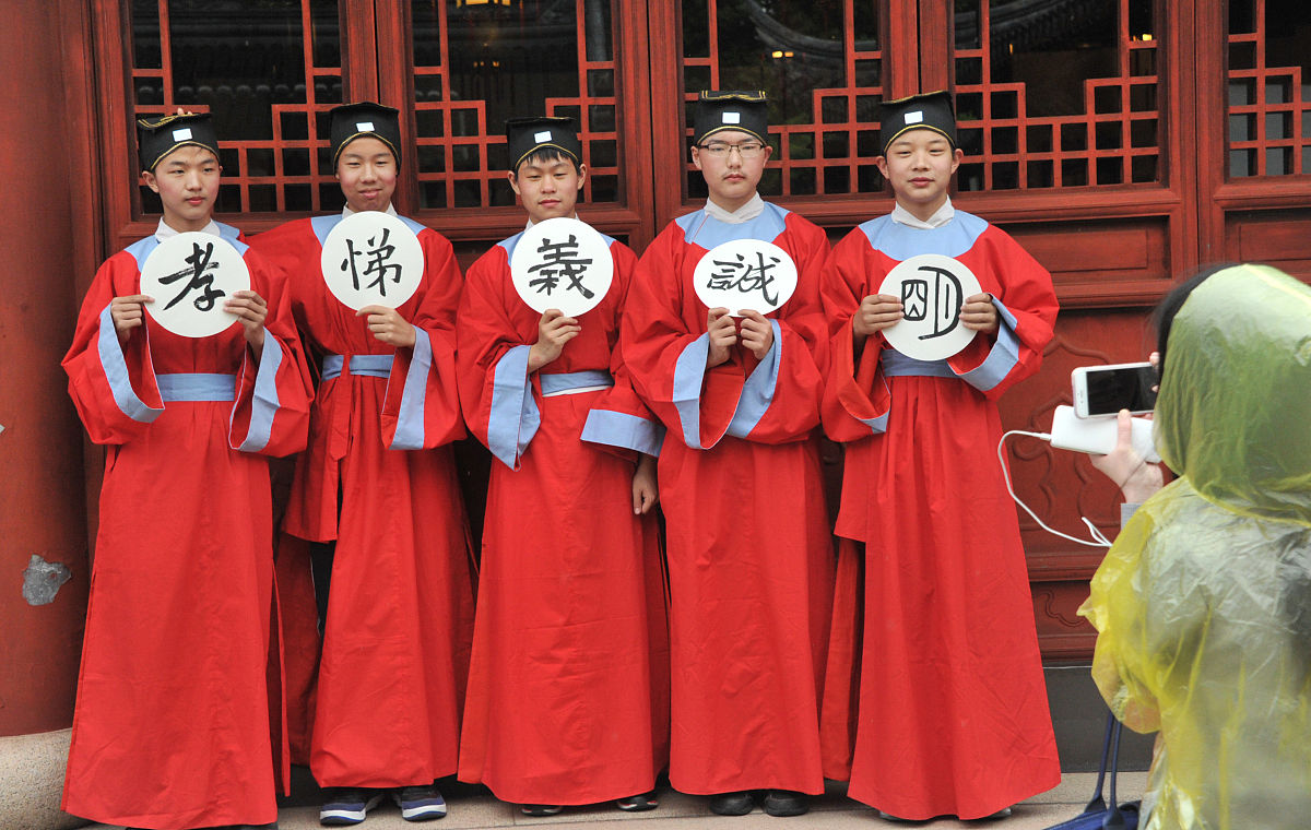 2016年5月7日,上海,两岸学生"百人百联楹联书法暨中华茶礼展示活动"如