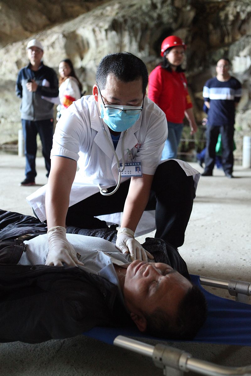 小李昏倒口吐白沫，疑似癫痫发作！