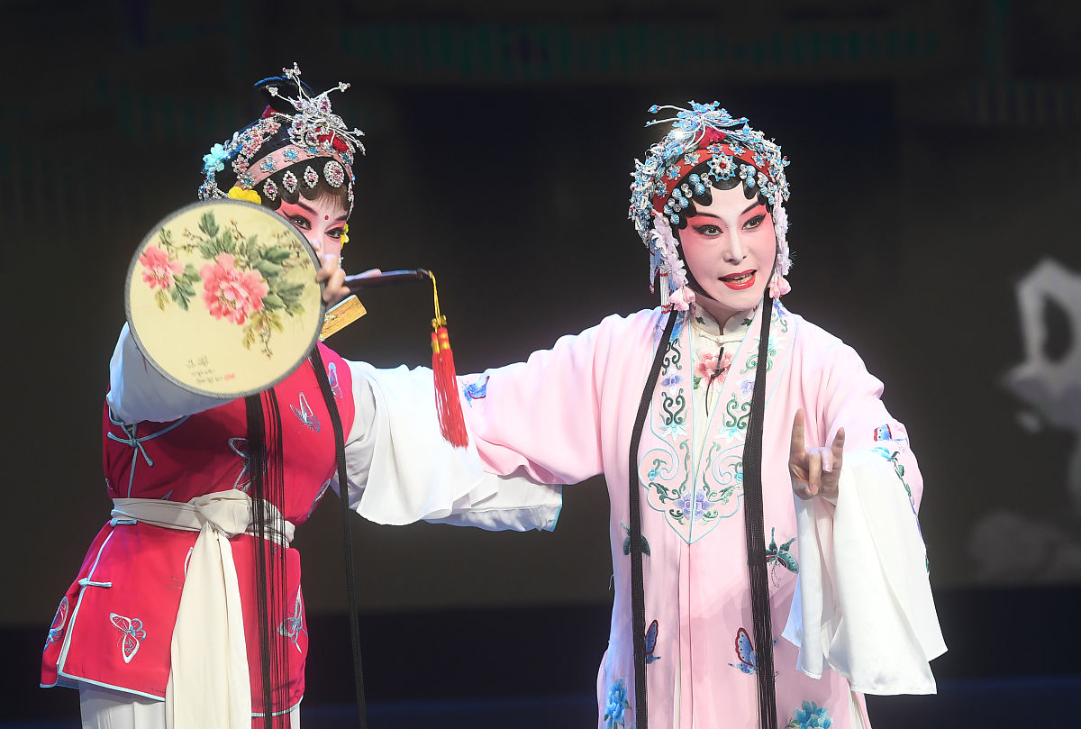 2020年9月26日,江苏南京,"月满山河花锦簇"2020江苏中秋戏曲晚会华美