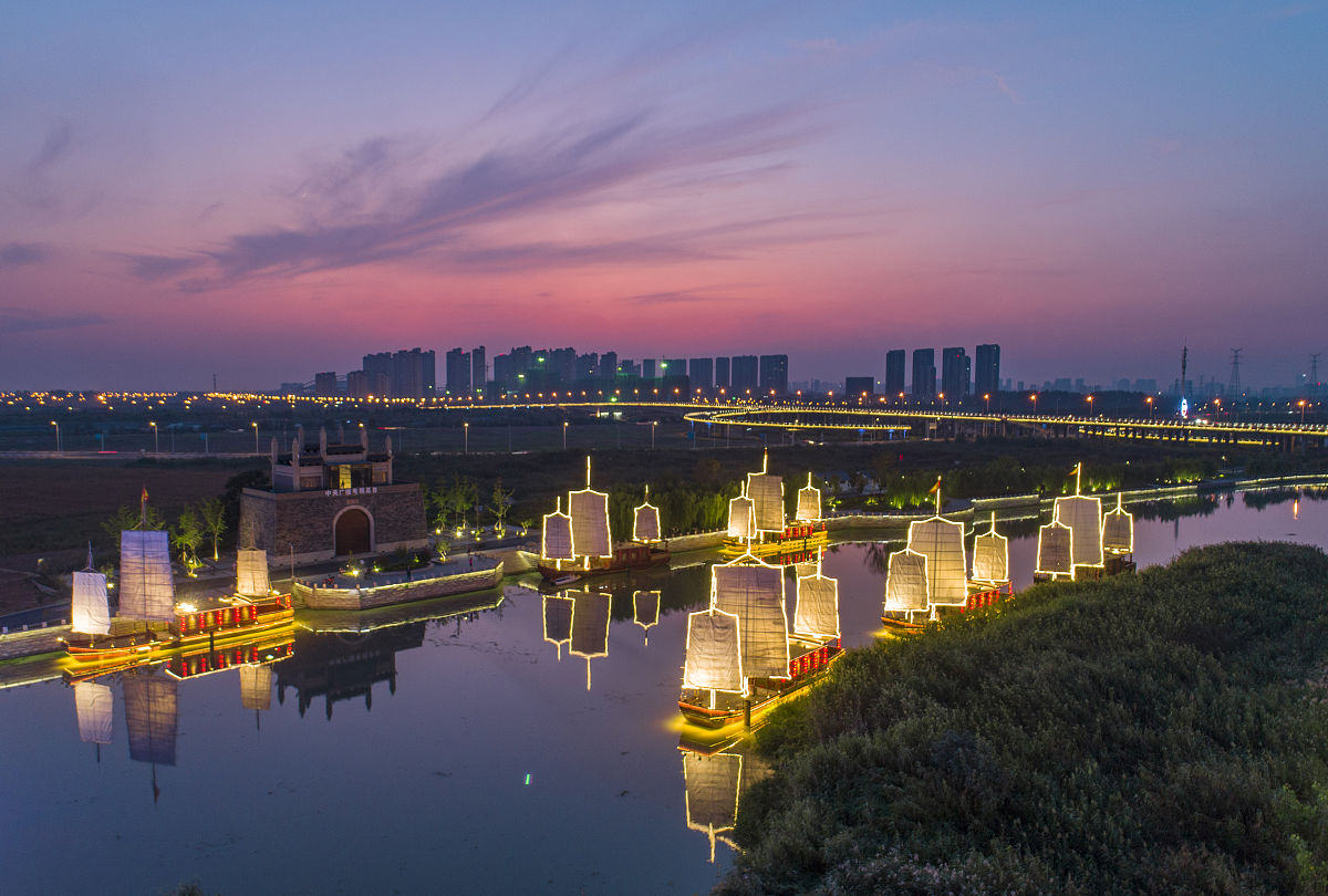 2019年9月30日,江苏淮安里运河畔,夜色中的六条帆船集体亮灯迎接国庆