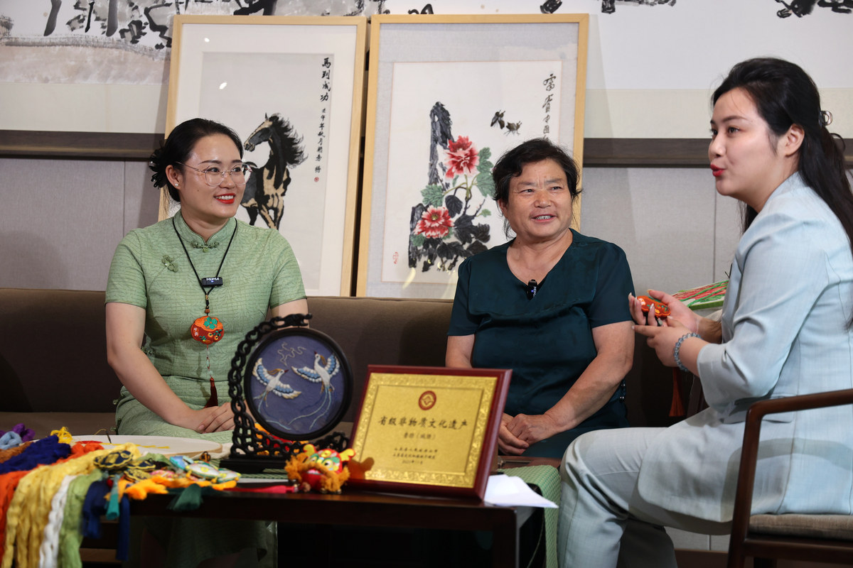 扩写一下下列文字在现代化进程的推动下国内的许多非物质文化遗产面临着传承受困的困境。许多传统的技艺和文化形式在现代化的浪潮中逐渐被遗忘和淡化这不仅仅是一种文化的损失更是一种对于历史和传统的遗弃。为了保护和传承这些宝贵的文化遗产国家积极推动非遗的发展并提供各种扶持和支持措施。这种支持的形式包括政策上的支持、经济上的支持以及文化上的支持旨在推动非遗的传承和发展让这些非物质文化遗产得到更好的保护和传承。