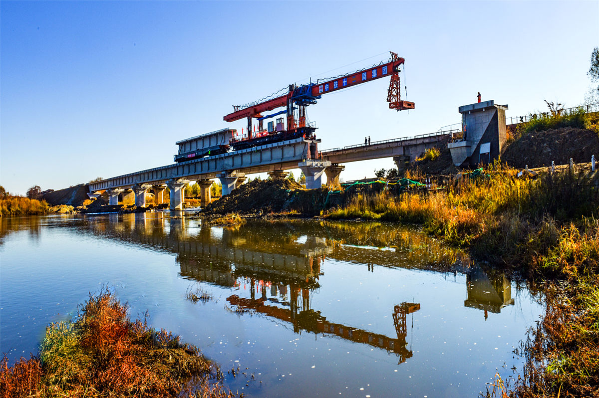 2021年10月8日,黑龙江黑河,北黑铁路升级改造工程逊别拉河铁路大桥完