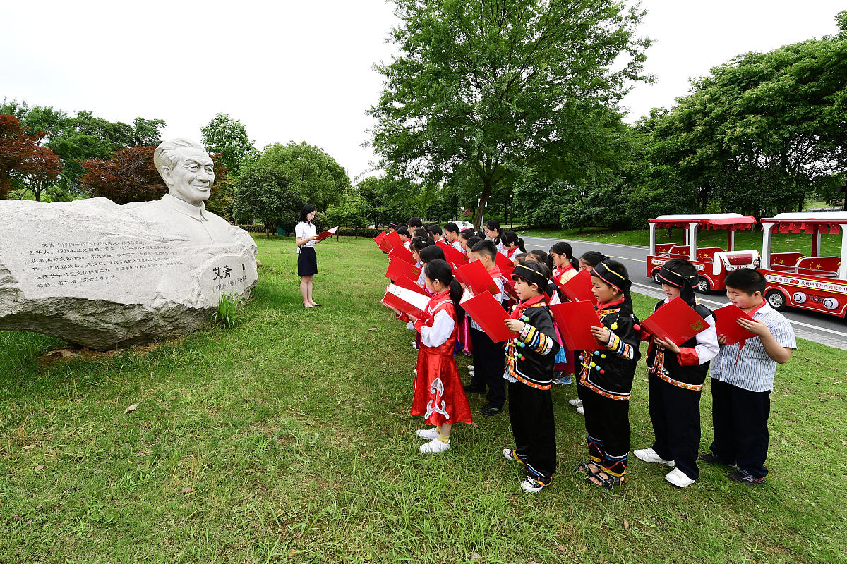 祝酒诗：酒逢知己千杯少，友情长存共欢笑