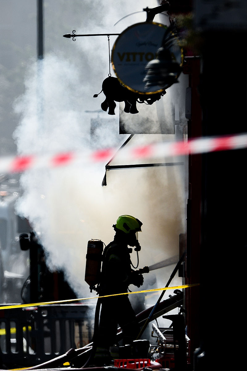 当地时间2021年8月24日,英国苏格兰爱丁堡,当地发生火灾,警方封锁了老