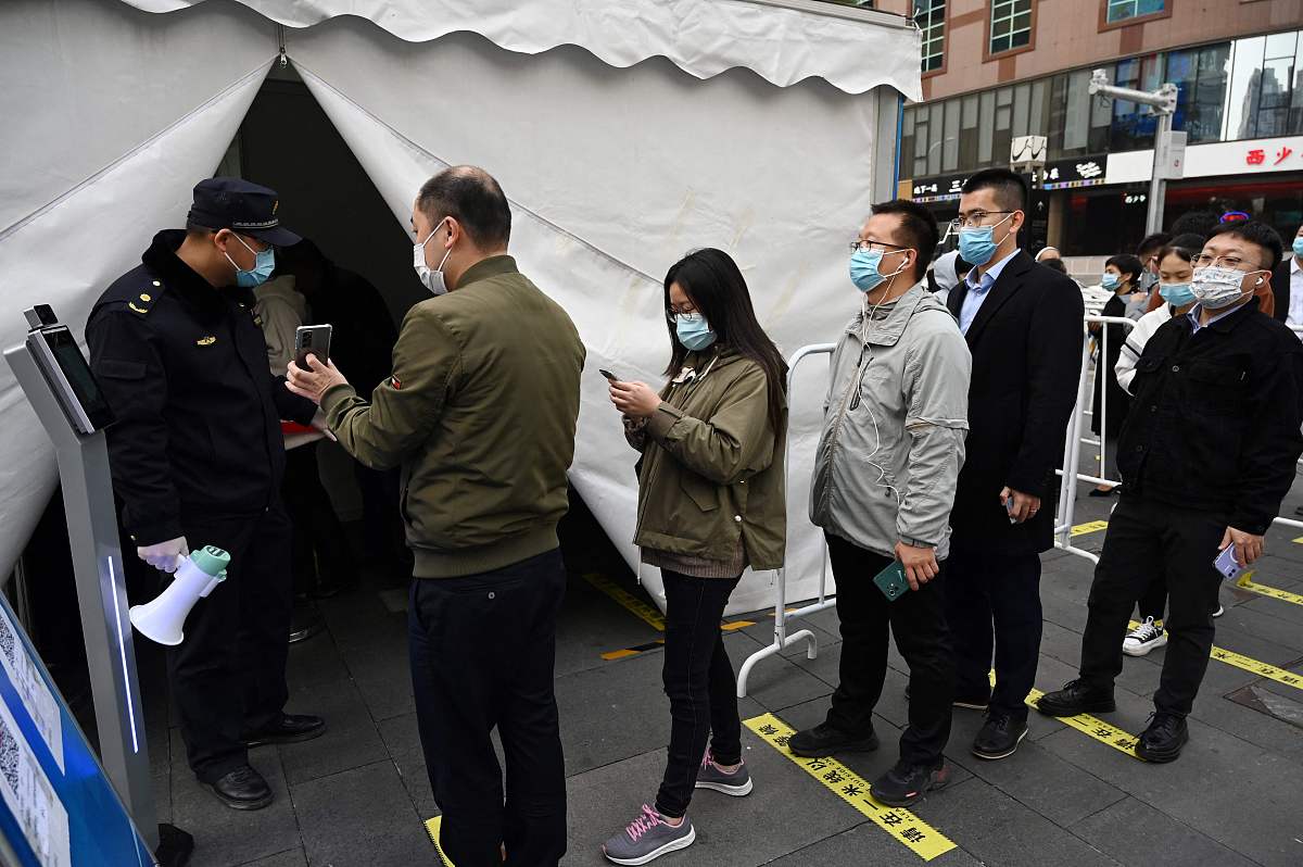 2021年11月1日,北京,当地民众排队接种新冠疫苗加强针.据北京市卫健委
