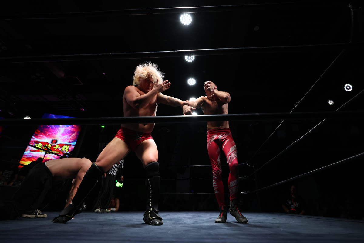 WWE 1540期：Mia Yim 对战 Rhea Ripley - 幽默解说员带你见证精彩对决！