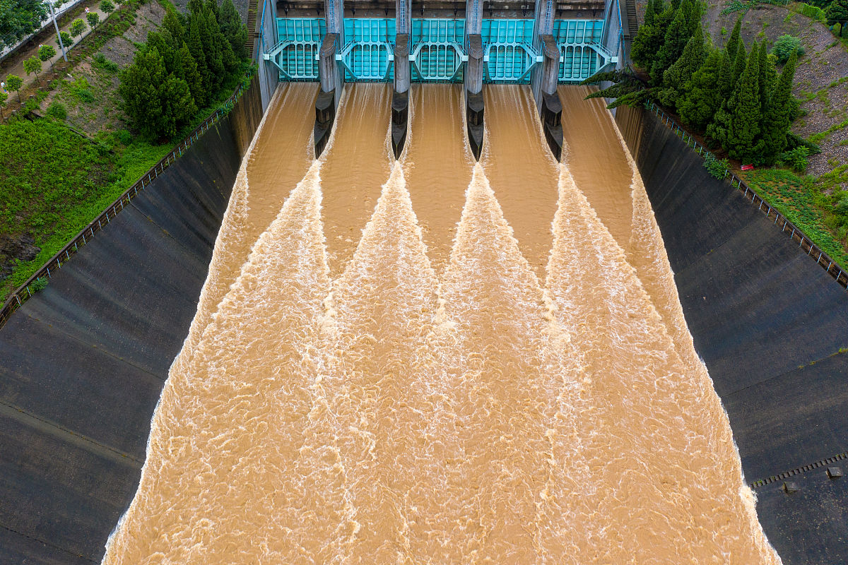 将以下内容翻译为中文：The thermal stratification and low temperature water discharge caused by the storage characteristics of deep reservoirs are common engineering problems One low-cost and simple structure met