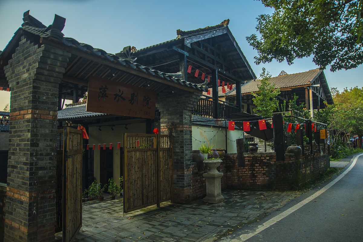 写一篇乡村振兴变化的美文描述一下里面变化的画面有古村的变化有商业美食街的变化有街道的变化田野的变化建筑的变化其中墙壁变成了墙绘与艺术进行了融合