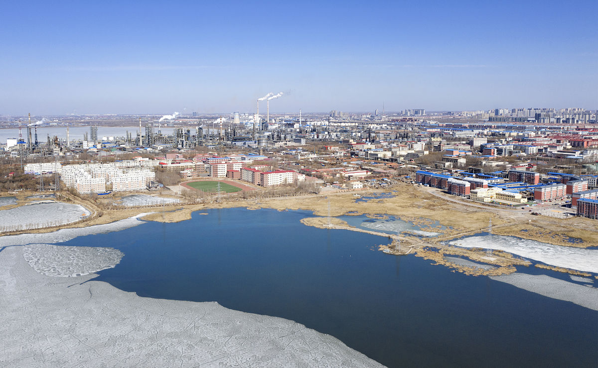 2021年4月4日,远眺黑龙江省大庆市龙凤区龙凤炼油厂的场景.