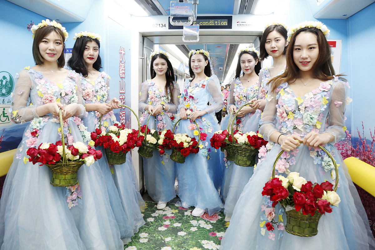 2018年4月8日,郑州,地铁2号线内一辆花海专列上现"七仙女下凡",七位美