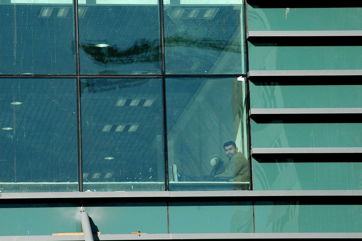 台风天玻璃上贴胶带真的有用吗？专家揭秘真相！