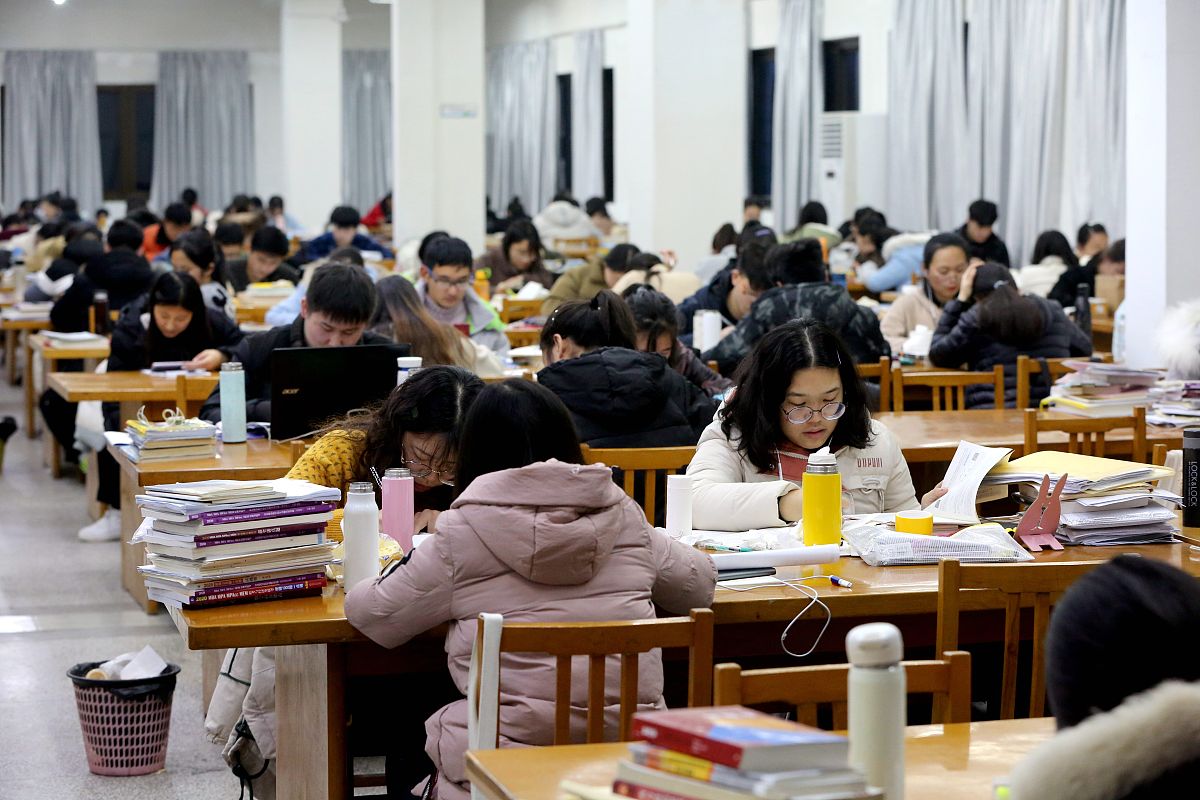 2019年12月9日,江苏淮安,众多学生正在淮阴师范学院图书馆内专心备考.