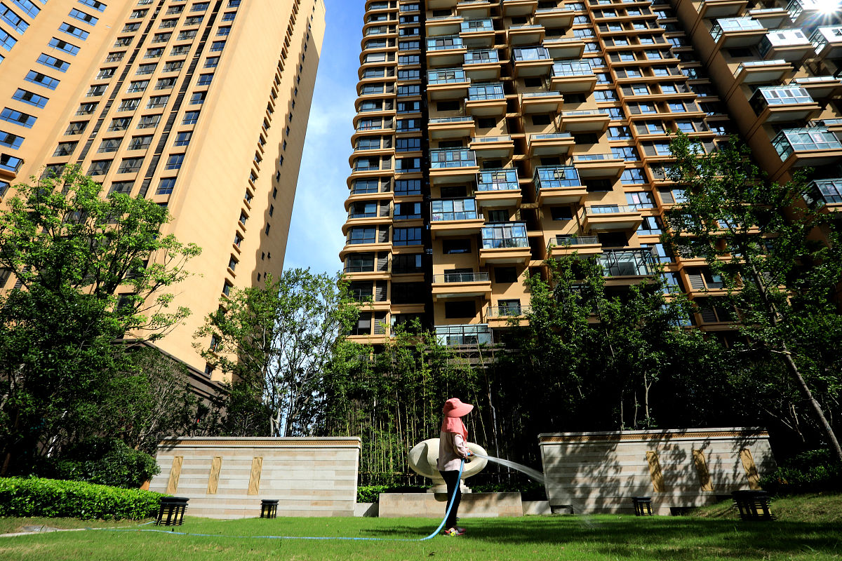 以幽默的风格写一篇地产类短视频文案主题是稀缺电梯洋房