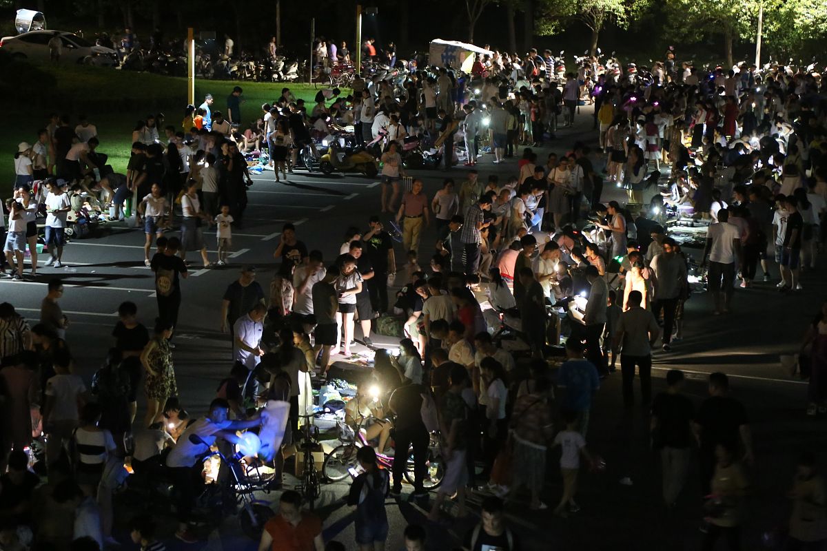 市场",超低价处理各类学习与生活用品,吸引大量学生和市民前来<strong>淘宝</strong>,不