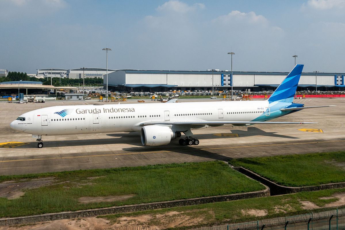波音公司777飞机项目实施时适合采用哪种组织结构形式为什么？