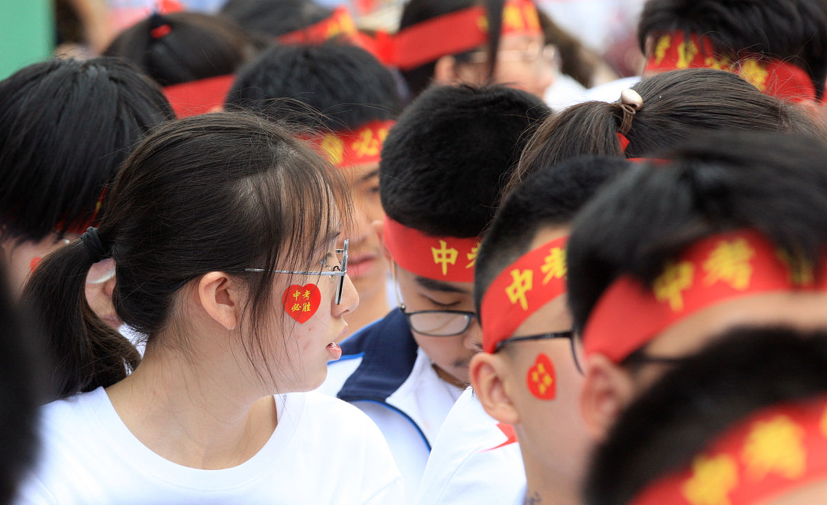 现在我身处初中毕业典礼上在有钢琴曲《听妈妈的话》伴奏下我将进行诗朗诵其能对应父母恩情的主题同时引出下面歌曲《不完美小孩》请撰写这篇朗诵稿要求文字富有文采不直接出现毕业《听妈妈的话》或《不完美小孩》的歌词或标题朗读时间不超过一分钟