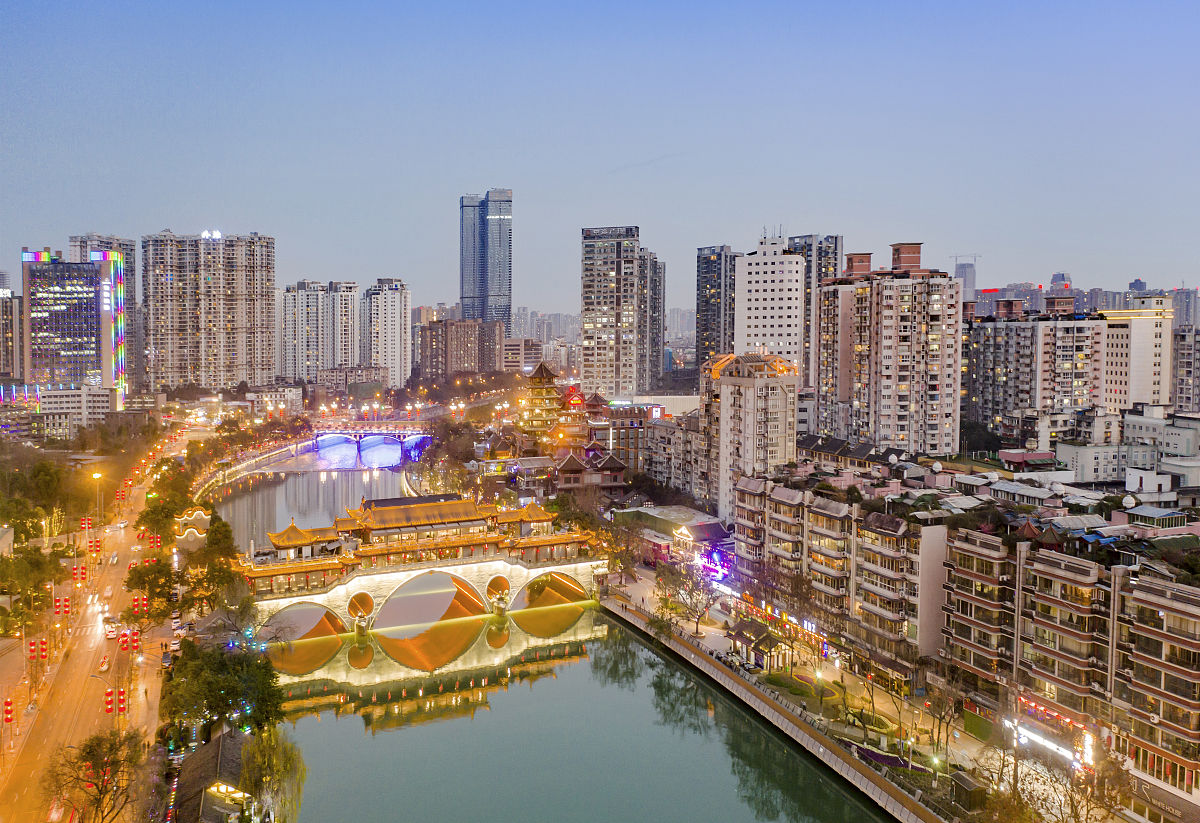 2021年2月5日,夜幕降临,华灯初放,四川省成都市武侯区和锦江区交界的