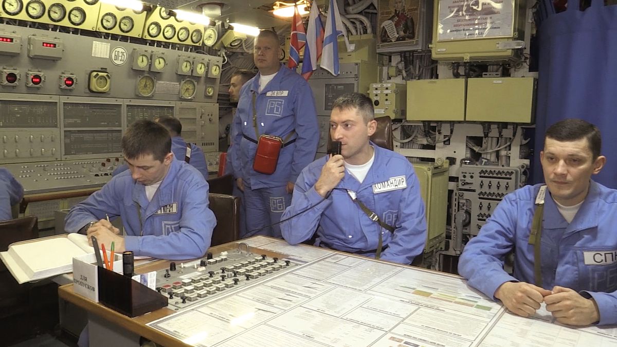 翻译
As reasonably achieved, set the orientation of potential projectile threats toward the floor away from areas where personnel would be present.