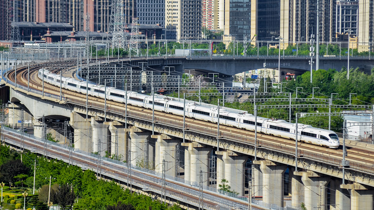 改写，随着我国经济的快速发展和城市化进程的加快，城市轨道交通由于其运量大、效率高、能耗低、集约化、乘坐方便、安全舒适等特点，成为解约城市交通拥堵问题、实现城市均衡发展的重要途径[3]。现如今城市轨道交通运营里程不断增加，列车运行速度也不断提高，如何保障列车的安全运行显得尤为重要。