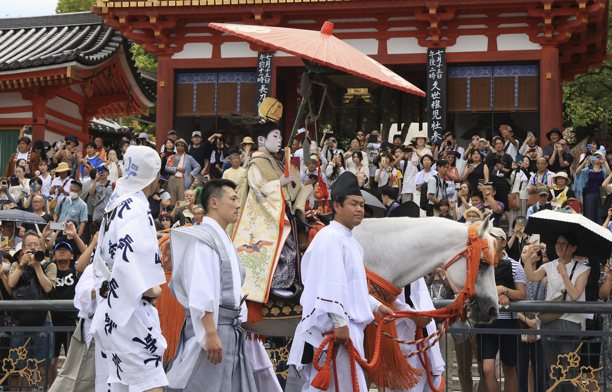 请描写一下一个老婆婆带着1一个年轻人和一个小孩儿在神社参拜一个女巫然后去偏殿吃了一些东西就下山回家的画面