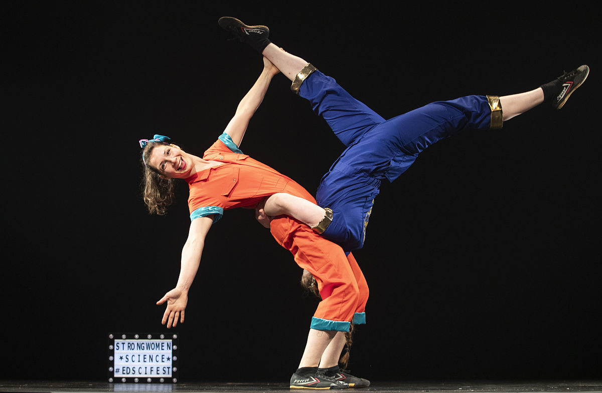 当地时间2019年4月10日,英国爱丁堡,工程师奥菲·罗利(aoife raleigh)