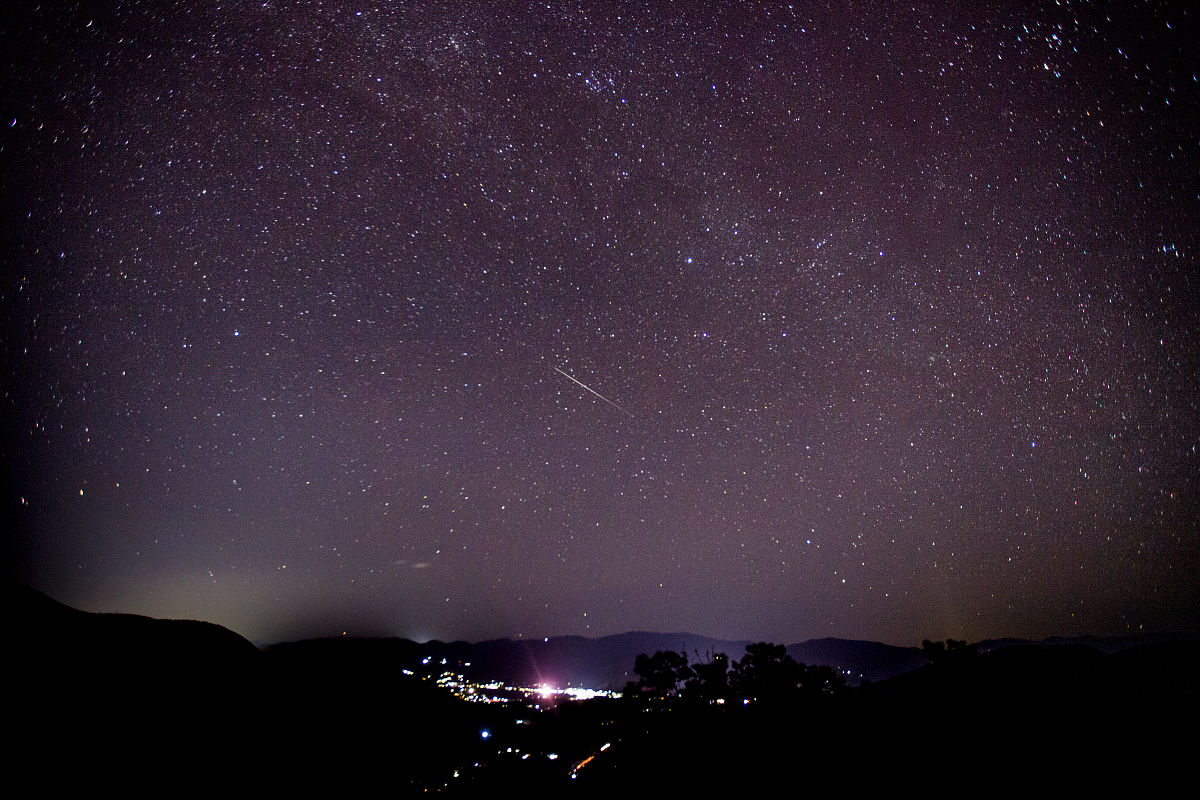 2020年12月14日,云南省大理白族自治州大理市,双子座流星雨于上空划过