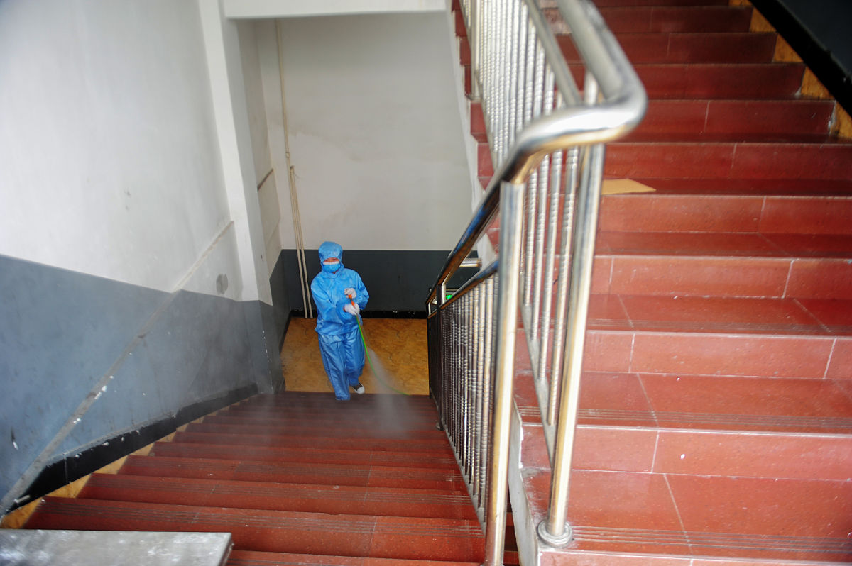 楼梯间及其前室内不应附设烧水间、可燃材料储藏室、 非 封闭的电梯井、可燃气体管道和甲、乙、丙类液体管道，并不应有影响疏散的突出物。改写这段话查重率低于20%