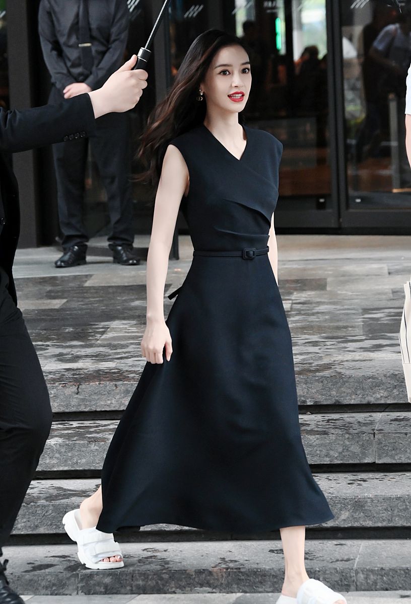 2021年6月27日,上海,angelababy从酒店出发出席活动.angelababy
