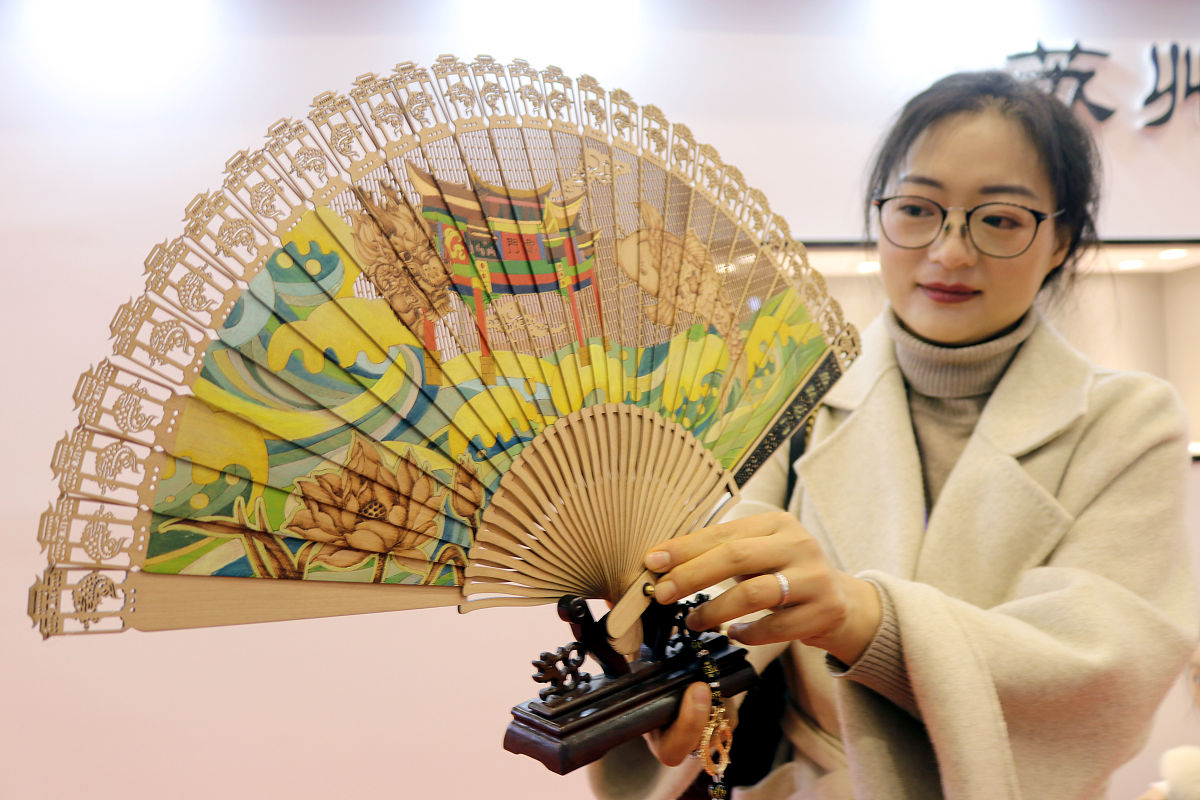 荣昌这善于其他折扇的不同之处荣昌折扇的不同之处在于它采用了特殊的材料和工艺使得折扇更加轻盈、柔软、耐用同时也更具有艺术性和观赏性。荣昌折扇的材料多为丝绸、羽毛、竹子等天然物质而且在制作过程中采用了多种传统的手工艺技巧如刺绣、绘画、雕刻等使得折扇更加精美细致。此外荣昌折扇还注重设计和创新不断推出新款式、新花样以满足不同人群的需求和喜好。帮我设计一个关与荣昌折扇的问答环节