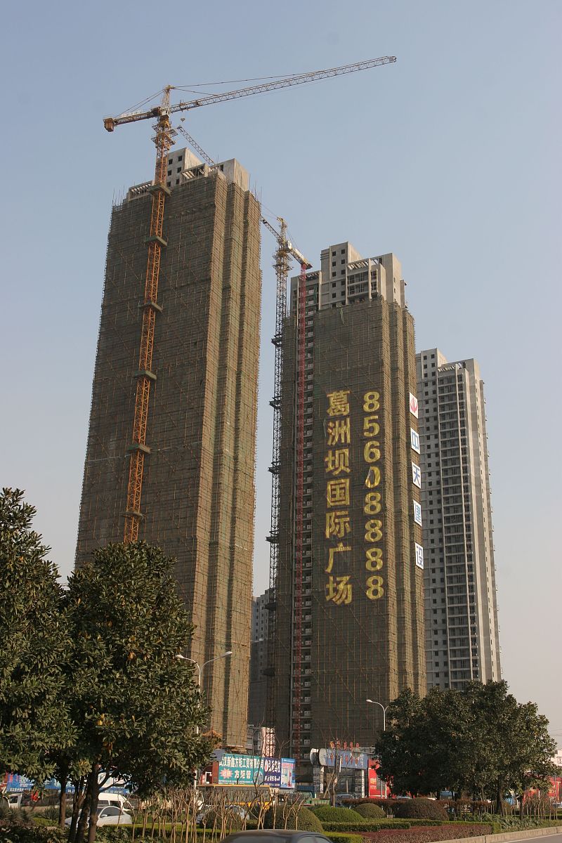 低价急售。房子位于南昌市高新开发区3号线火炬广场地铁站旁江山大厦B座1201，建筑面积200.4平方米，12/18层，三面朝阳大阳台。请根据拟一份二手房售楼信息发布广告。
请加上附近的中小学信息，修改一下
再加上唯一不足之处，小区较小